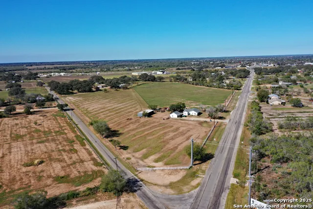 461 Highway 173 S Devine, TX 78016